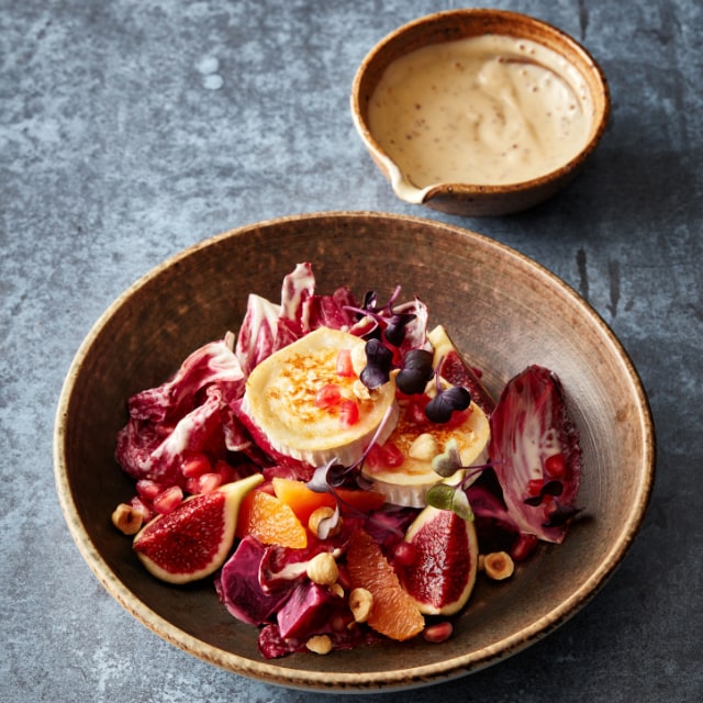 Roodlof salade met gebakken geitenkaas, bietjes, sinaasappel, vijgen en granaatappel